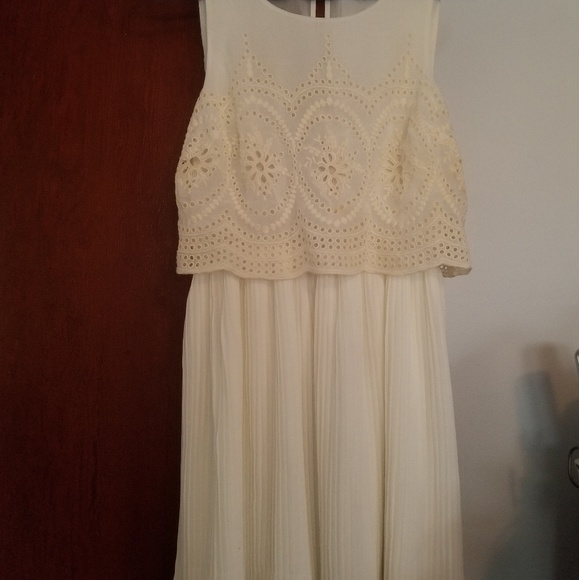 Off White Dress with Open Back - Picture 4 of 6